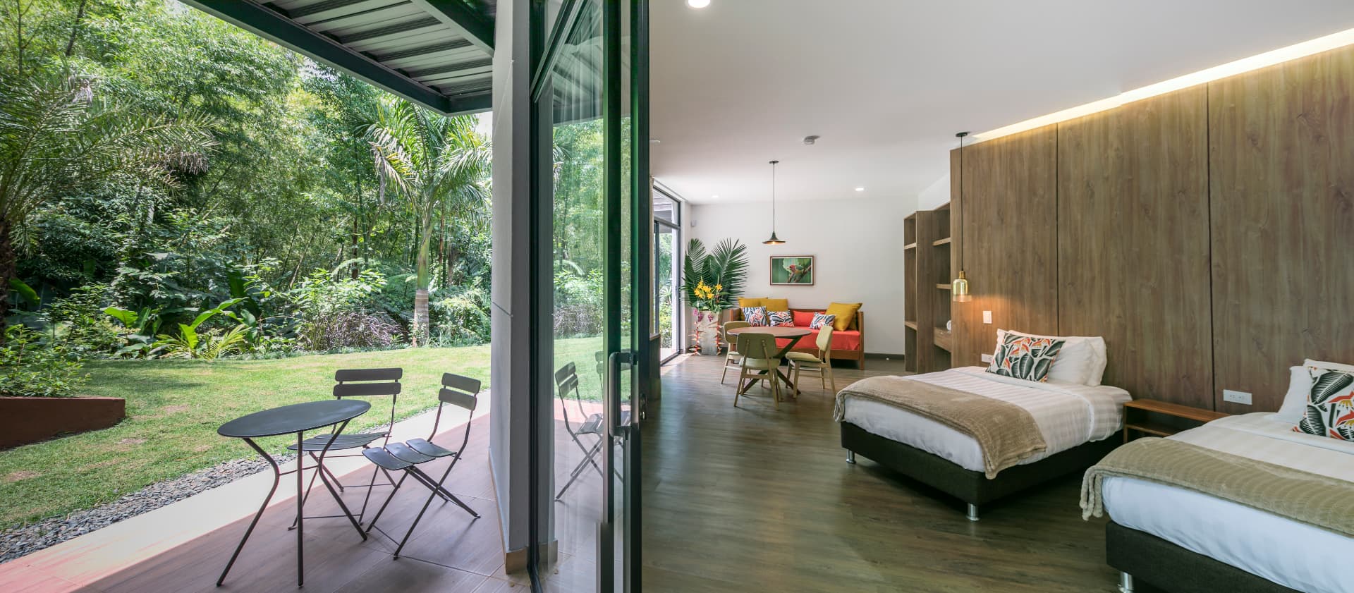 Habitación de Araucana Lodge con terraza abierta a la naturaleza